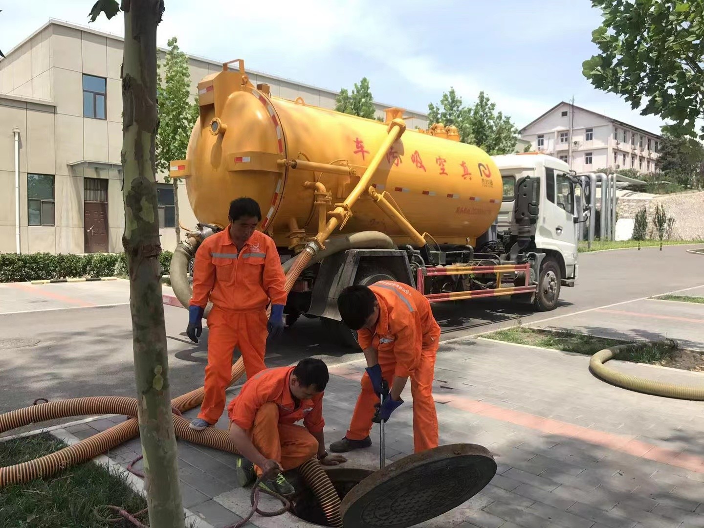 沈河管道疏通车停在窨井附近