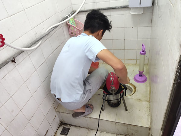 沈河管道堵塞冒臭气 专业师傅现场解决问题