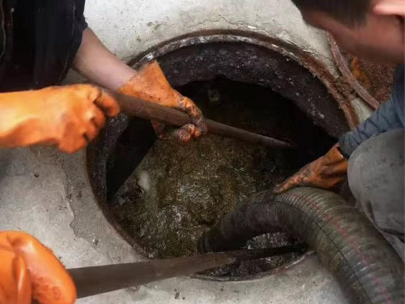 沈河清理化粪池时如何避免沼气的危害？